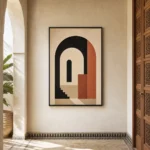 Poster géométrique aux arches terracotta dans un cadre noir installé dans un riad contemporain