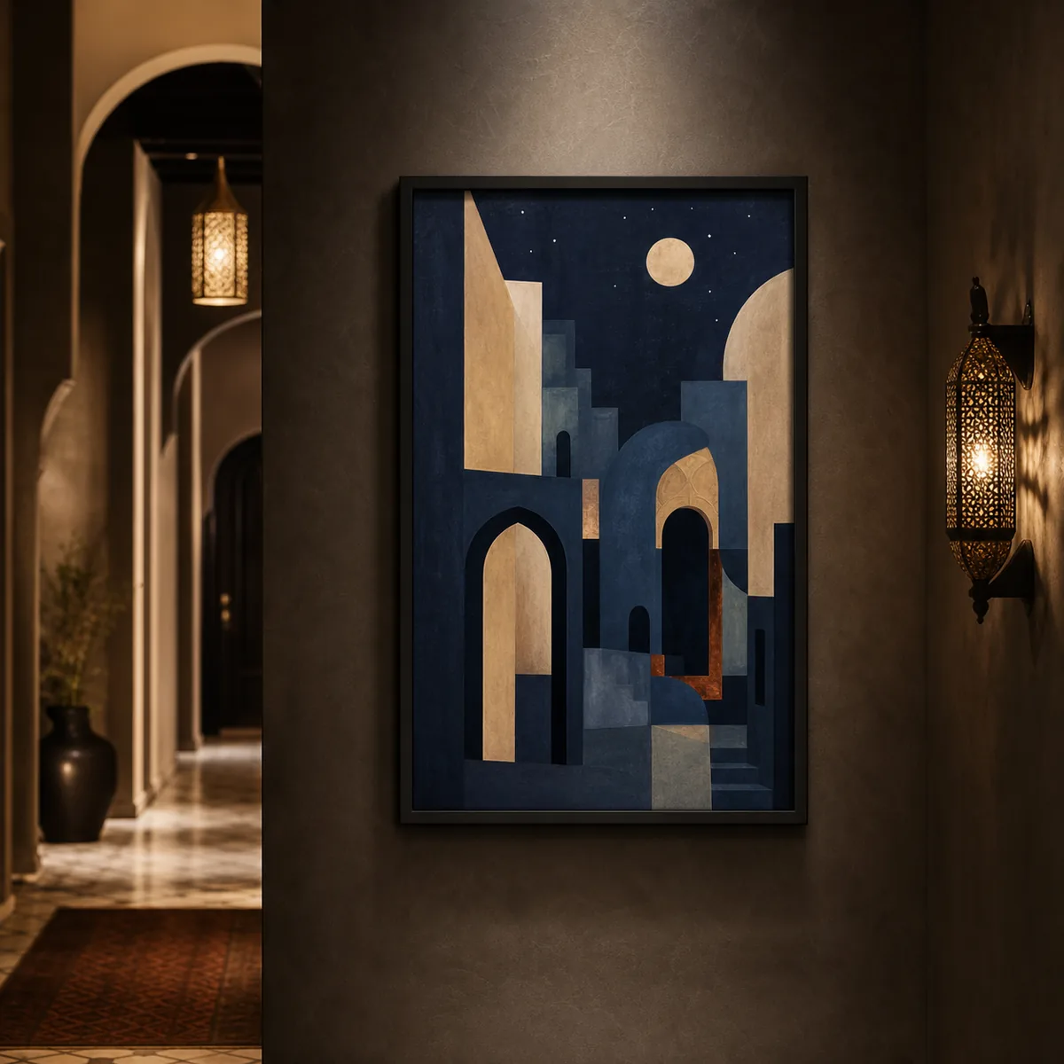 Poster abstrait bleu nuit et beige représentant des arches de médina dans un cadre noir