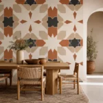 Papier peint géométrique terracotta, beige et noir dans une salle à manger marocaine