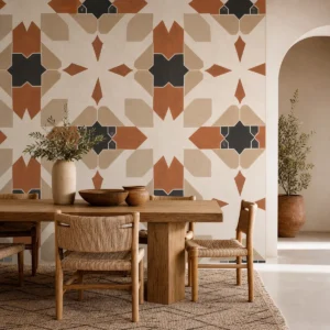 Papier peint géométrique terracotta, beige et noir dans une salle à manger marocaine