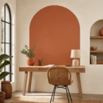 Grand sticker mural en forme d’arche terracotta derrière un bureau en bois