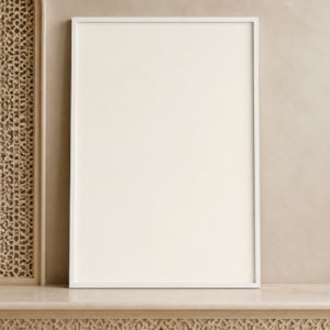 Cadre Blanc Minimaliste – cadre vide posé sur une table