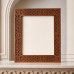 Cadre Bois Sculpté Marocain – cadre vide posé sur une table