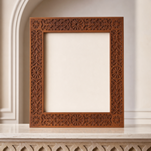 Cadre Bois Sculpté Marocain – cadre vide posé sur une table