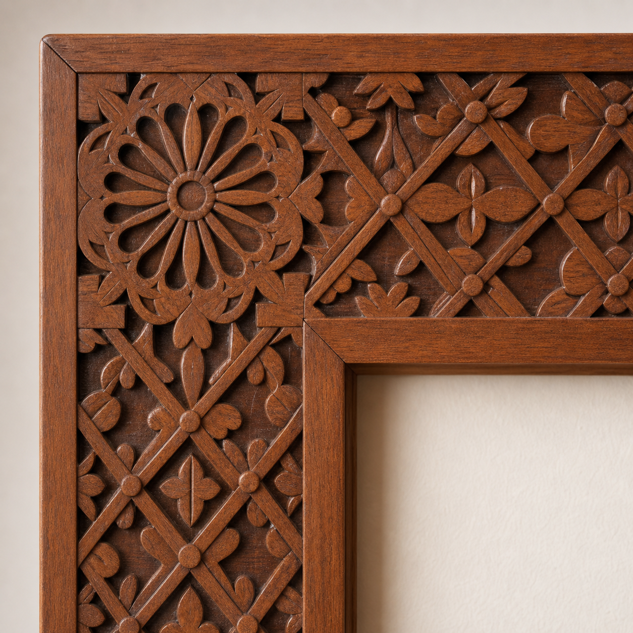 Cadre Bois Sculpté Marocain – gros plan de la finition et de l’angle