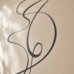 Vue détaillée de Calligraphie abstraite montrant la découpe précise du vinyle noir mat.