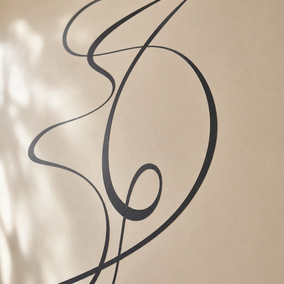 Vue détaillée de Calligraphie abstraite montrant la découpe précise du vinyle noir mat.
