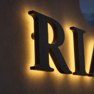 Vue détaillée de Enseigne rétroéclairée montrant le relief des lettres et le halo lumineux.