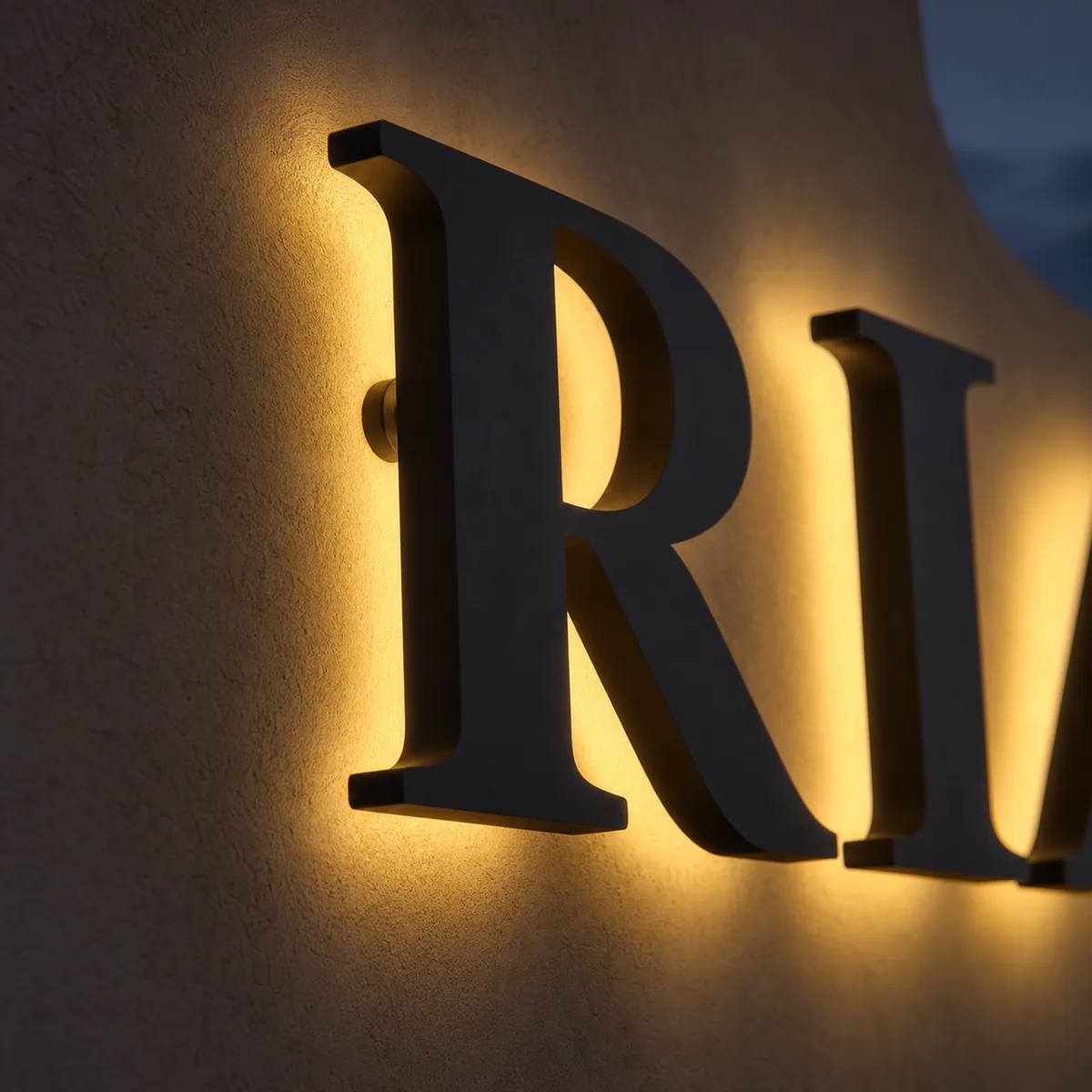 Vue détaillée de Enseigne rétroéclairée montrant le relief des lettres et le halo lumineux.