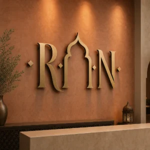 Enseigne Riad en laiton, produit de décoration murale marocaine et berbère – vue principale.