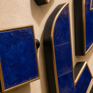 Détail de la matière et de la finition de Enseigne zellige bleu 3D.