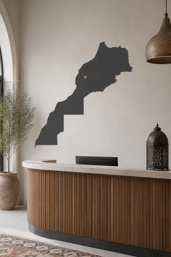 Silhouette du Maroc installé dans un espace contemporain