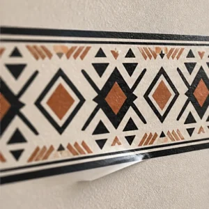 Détail de matière et finition de Frise amazighe contemporaine