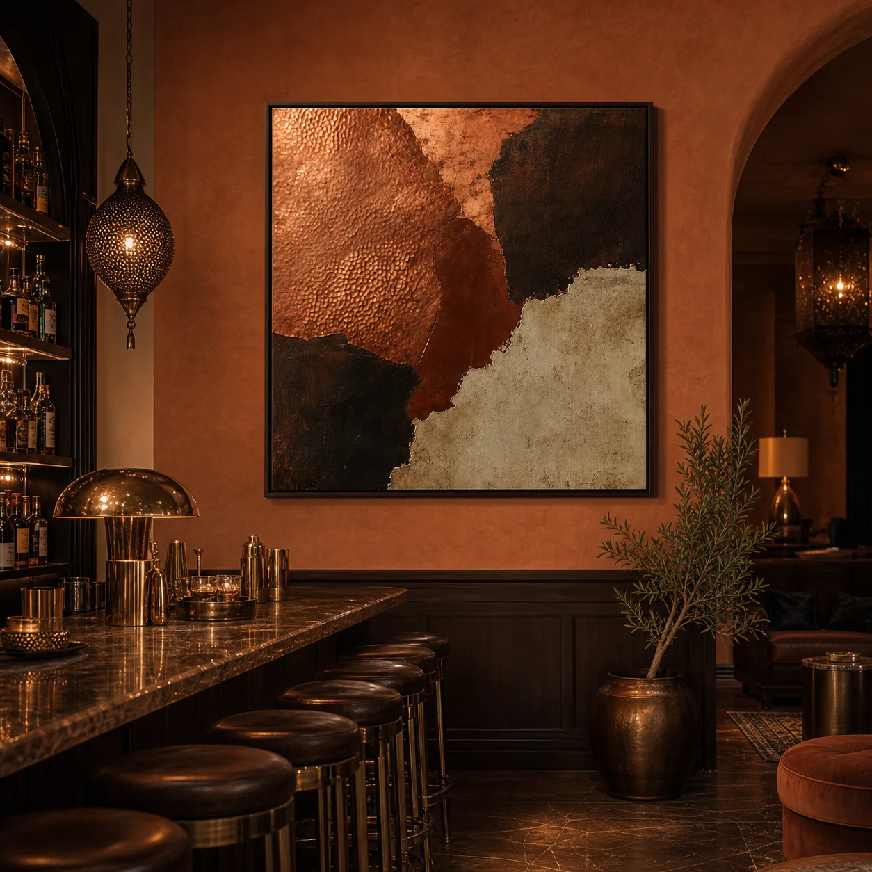 tableau Cuivre de Marrakech présenté dans un intérieur marocain contemporain